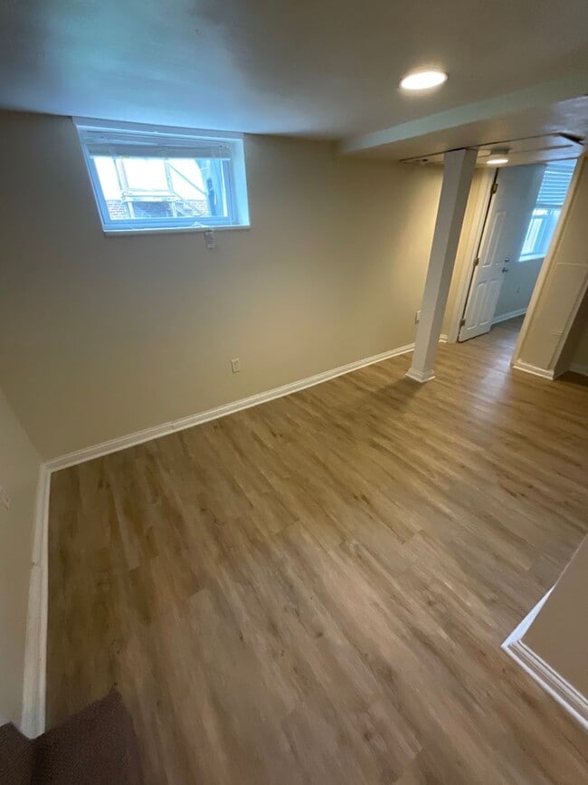 Building Photo - ***AVAILABLE AUGUST 2027*** 5 Bed 2 Bath house. Close to business school. Excellent Location!