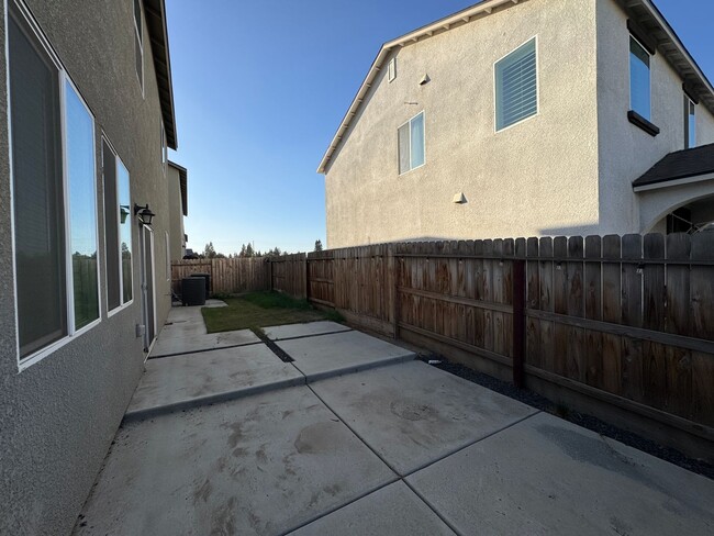 Building Photo - Lovely Home for rent in Visalia, Ca