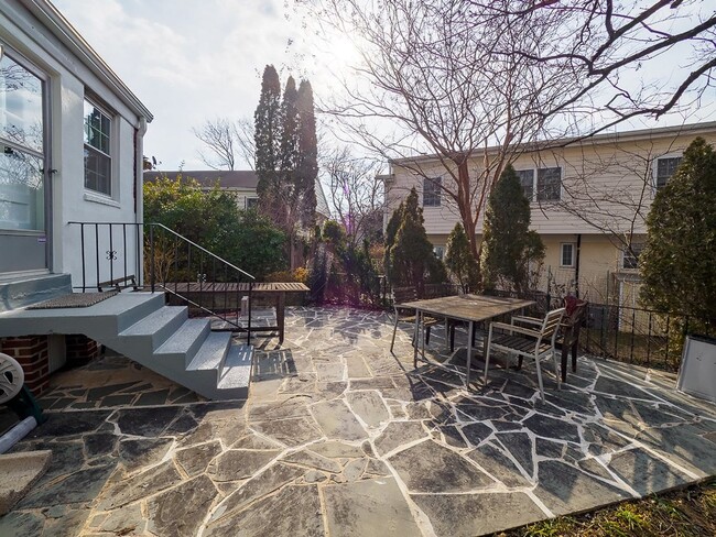 Building Photo - 2702 Navarre Dr