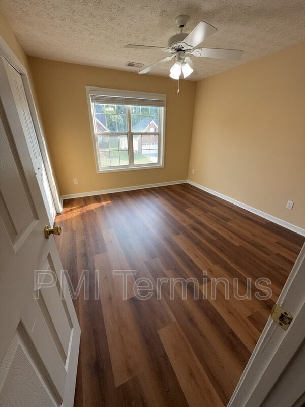 Building Photo - 6122 Farmwood Way SE