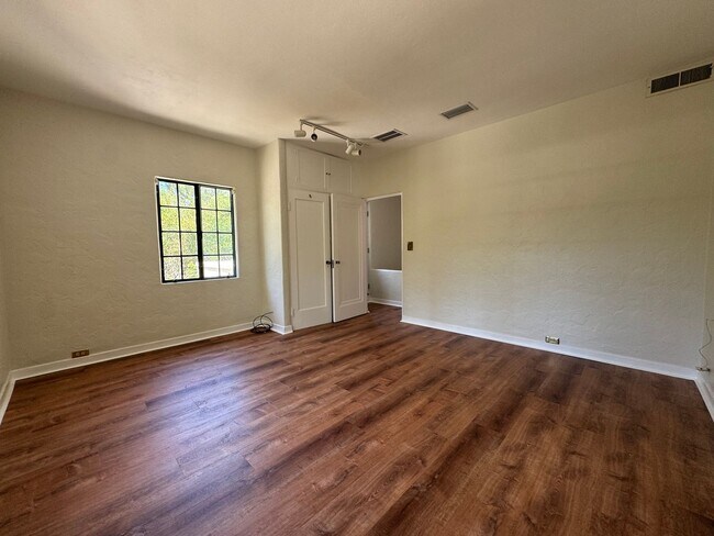 Building Photo - 3 Bed 2 Bath Home in Golfview