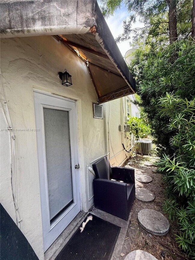 Building Photo - 1750 SW 16th St