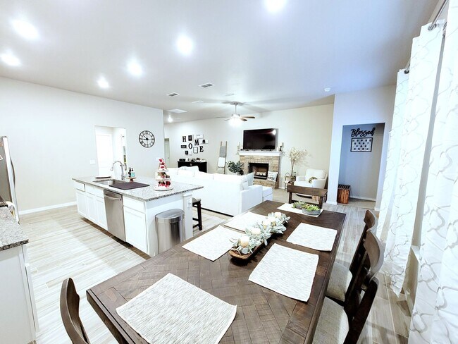 Building Photo - FULLY FURNISHED! Stunning 3/2/2