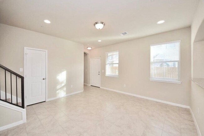 Building Photo - 2880 Donnell Dr
