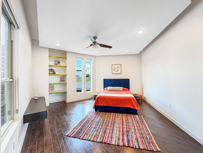 Building Photo - Modern 3-Bed / 3-Bath Home with Pool!