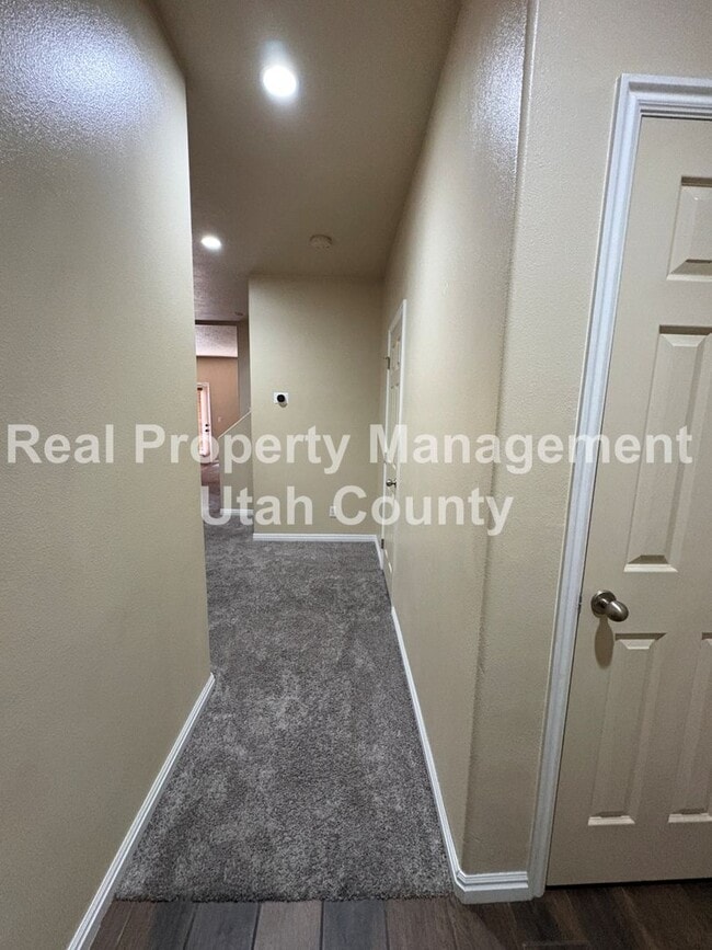 Building Photo - Beautiful townhome in Pleasant Grove