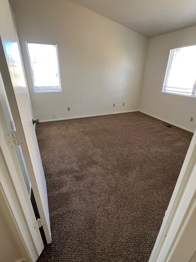 Building Photo - Weston Ranch 4 Bedroom 3 Bathroom Home