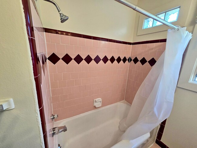 Building Photo - Upstairs apartment in downtown Santa Rosa!