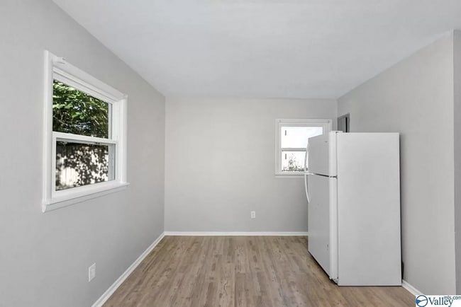 Building Photo - THREE BEDROOM/ONE BATH - CONVENIENT LOCATION!