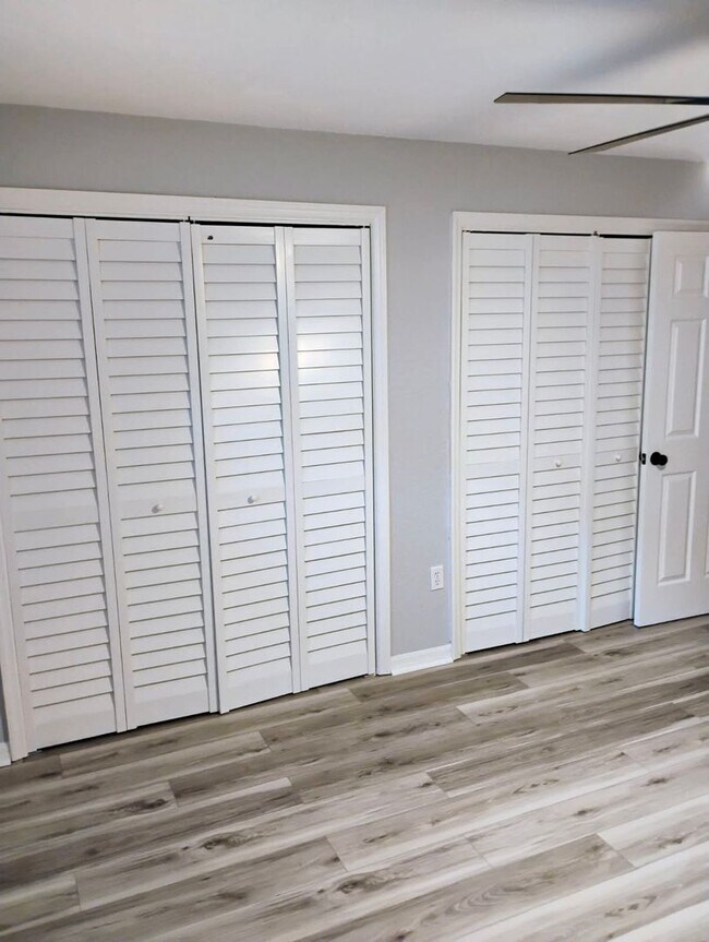 Building Photo - Charming 2-Bed/1-Bath First-Floor Condo in Gated Sarasota Community!