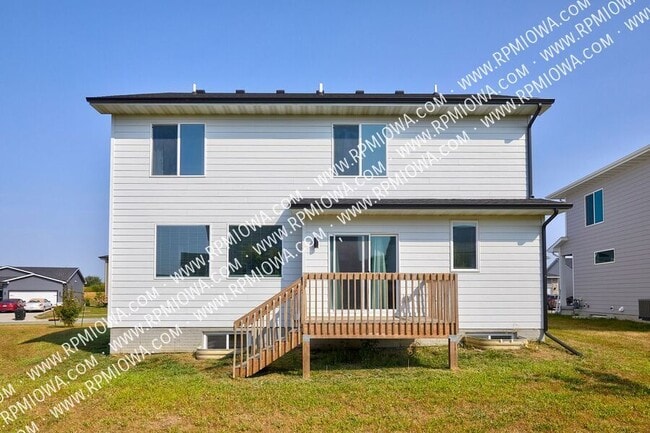 Building Photo - 670 SE Drumlin Dr