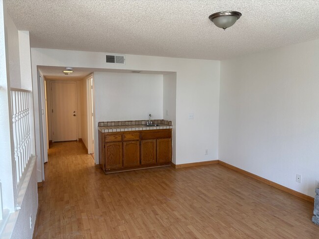 Building Photo - Close to Schools & Shopping