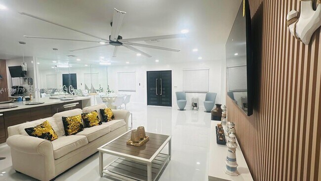 Building Photo - 541 SE 17th Ave