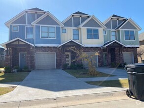 Building Photo - 3 Bed 2.5 Bath townhome in Moore!