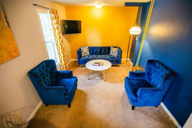 Building Photo - 706 E Stuart St