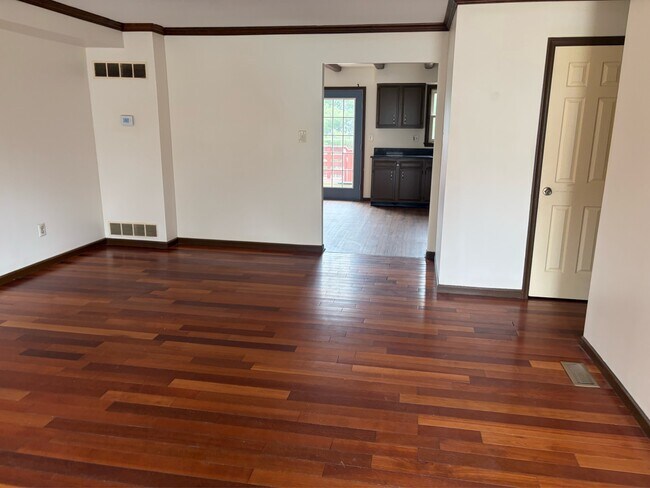 Building Photo - 516 Susan Dr