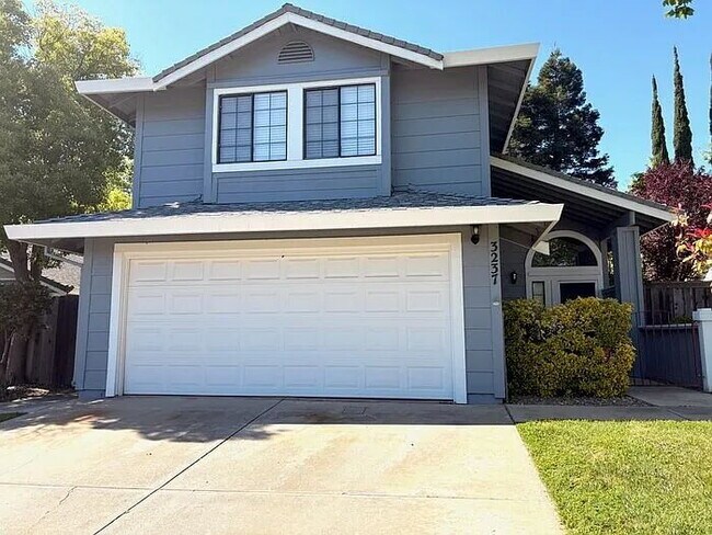 Building Photo - Beautiful 3 bedroom 2.5 bathroom in Antelope!