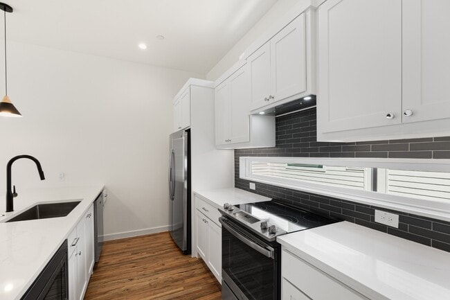 Building Photo - Newer 2 bedroom townhome in Lakewood with yard and office!