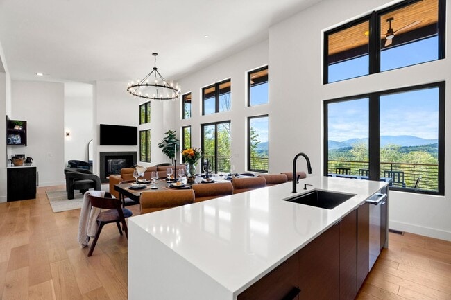 Building Photo - 162 Pond Rd