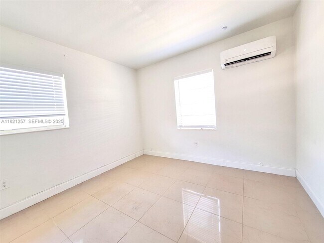 Building Photo - 1542 NE 109th St