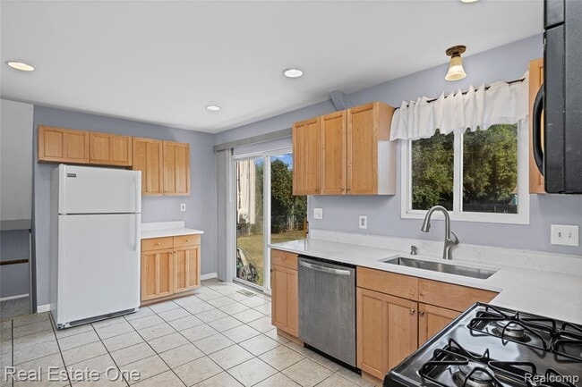 Building Photo - 348 Decca Dr
