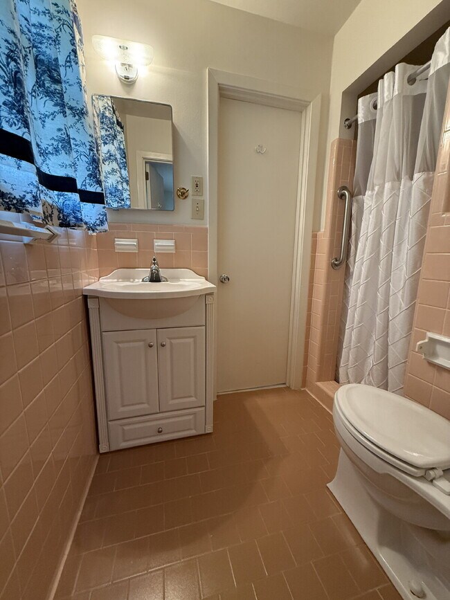 Building Photo - $300 off one month!!!  Modern Comforts with Granite & Hardwood Finishes!" 3 Bedroom 2 bath home.