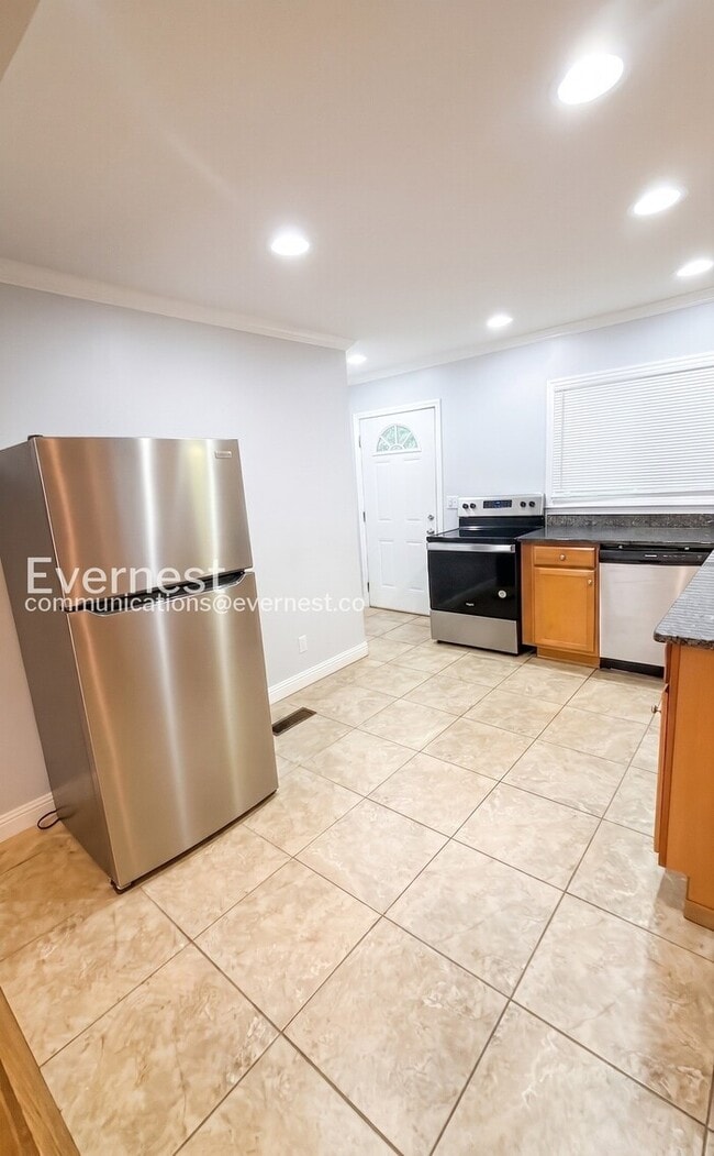 Building Photo - 2 Bed/1 Bath Home with Garage / Available Now!