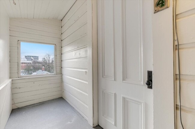 Building Photo - Cute and vintage 1/1 in Goose Hollow!