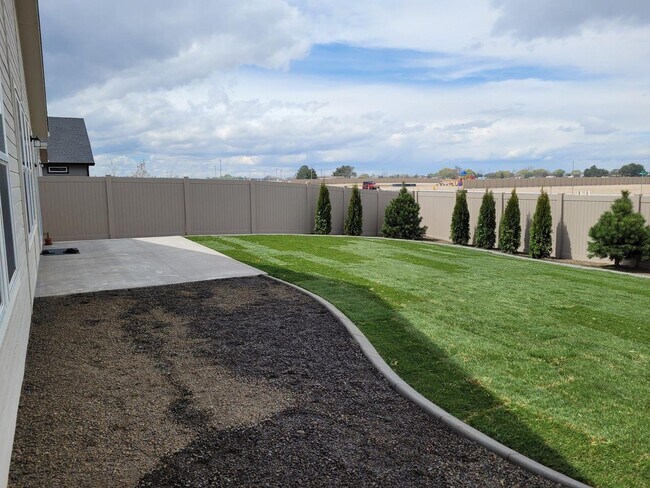 Building Photo - $500 OFF OCTOBER RENT!