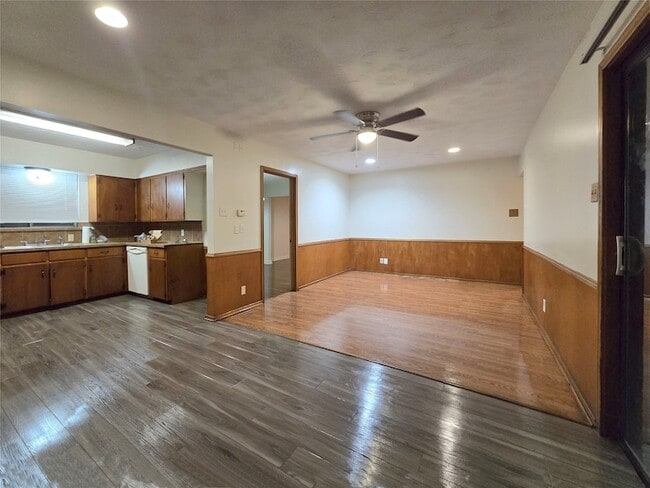 Building Photo - 648 Penguin Dr