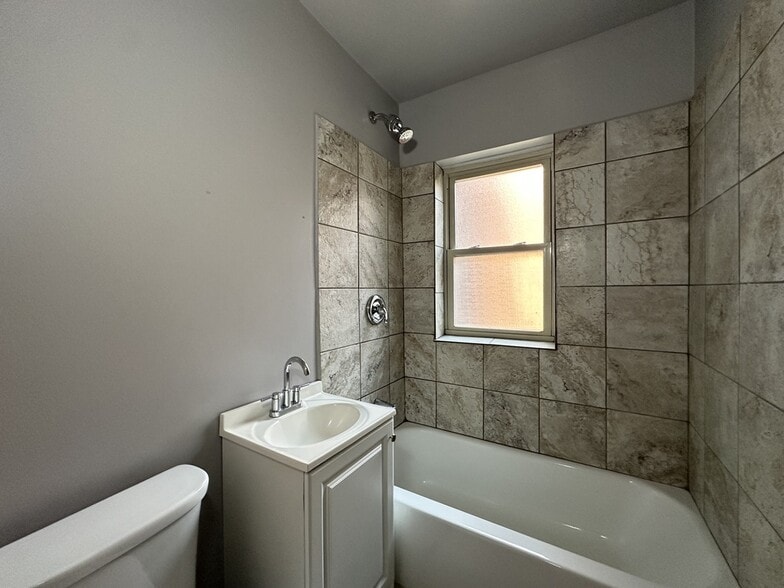 Building Photo - 4031 W Melrose St