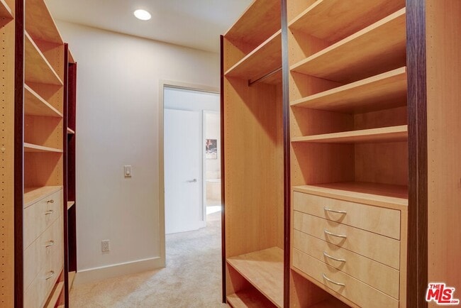 Building Photo - 8788 Shoreham Dr