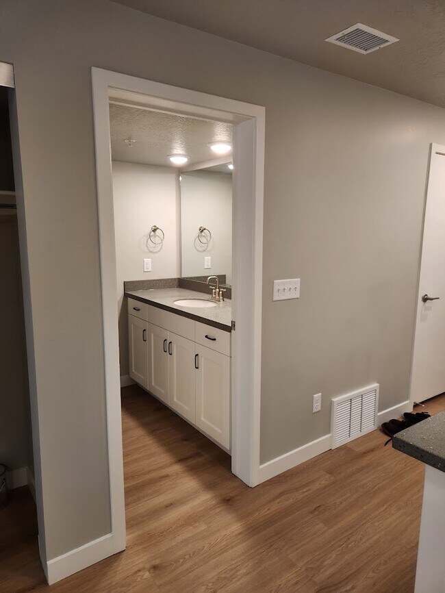 Building Photo - 1032 E 400 S