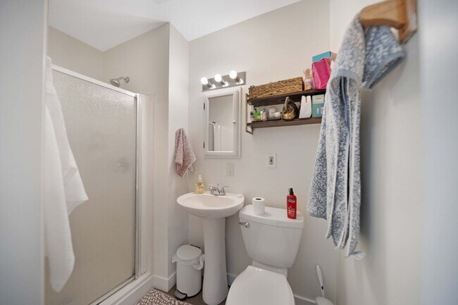 Building Photo - Massive 10 Bedroom Newly Renovated House P...