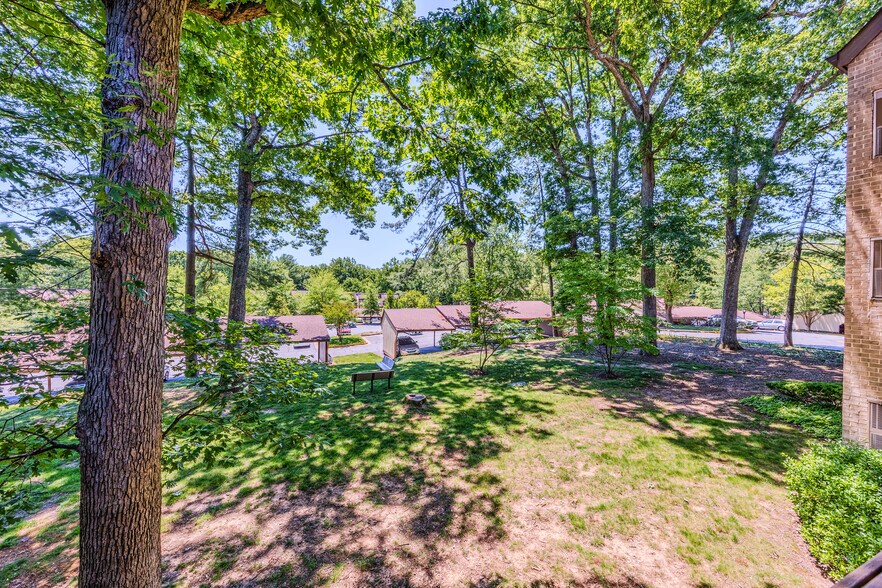 Building Photo - 1643 Parkcrest Cir