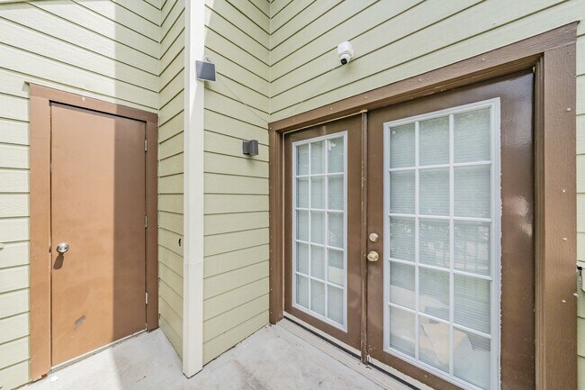 Building Photo - Updated 1-Bedroom Condo in Gated Community – Prime West 7th Location