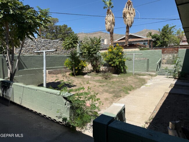 Building Photo - 2929 Grant Ave