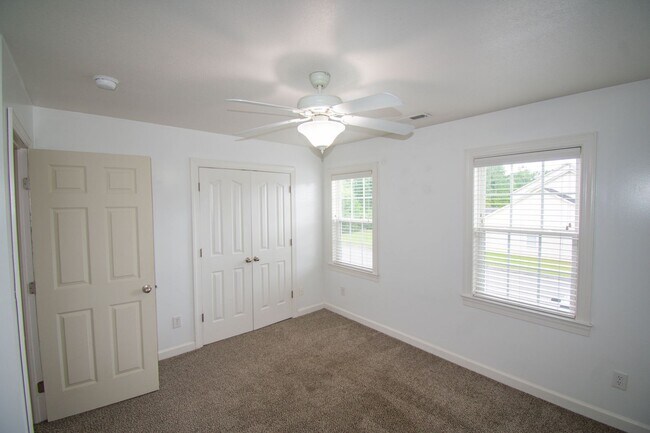 Building Photo - 102 Springwood Dr
