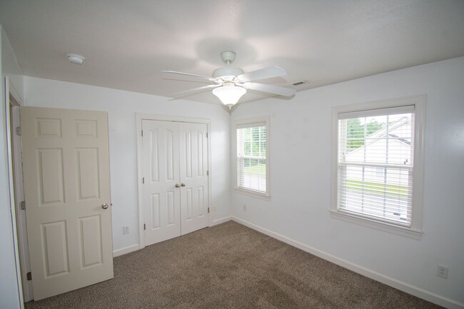 Building Photo - 2 Bedroom 2 Bathroom Townhome- Pets Allowed!
