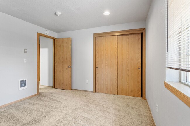 Building Photo - Large 2 bed 1.5bath townhouse