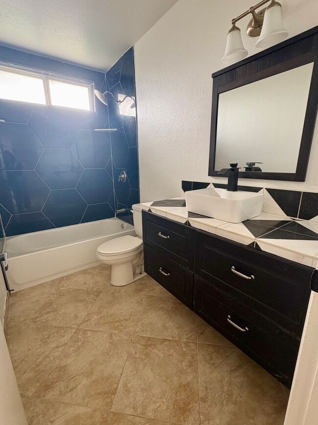 Building Photo - 1951 N Ventura Rd