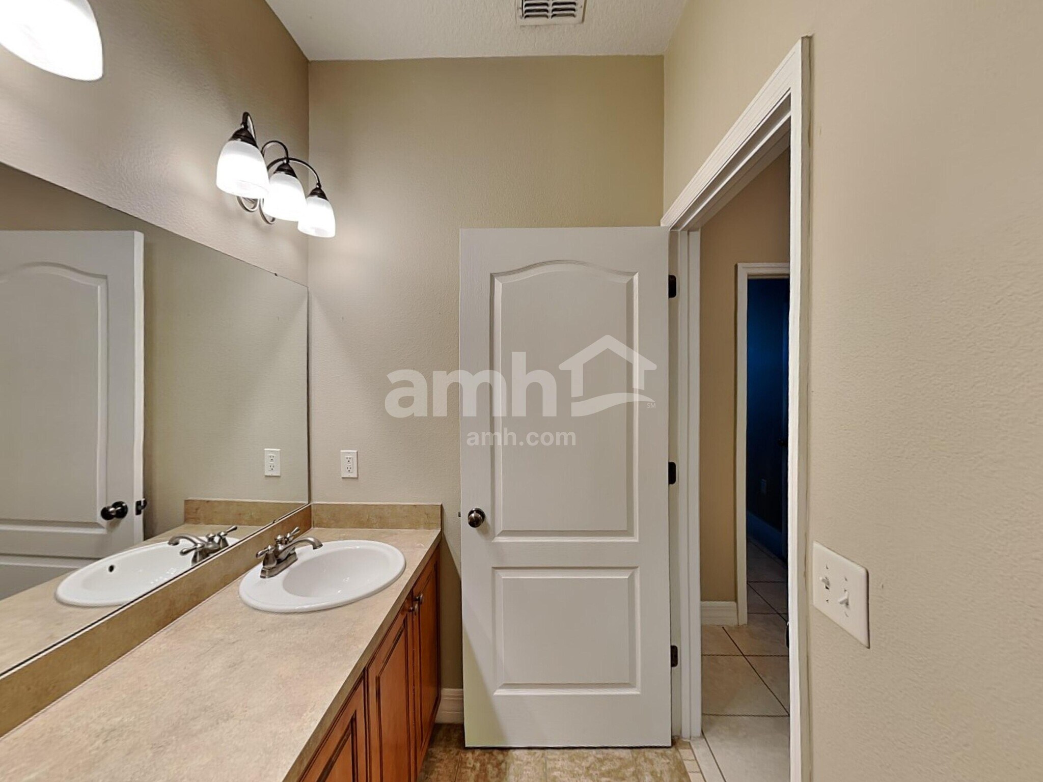 Building Photo - 1900 Strathmore Cir