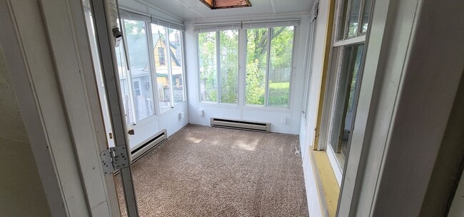 Building Photo - Duluth, MN. 4 bedroom - 1 bath - 1 off street parking - Single Family Home.