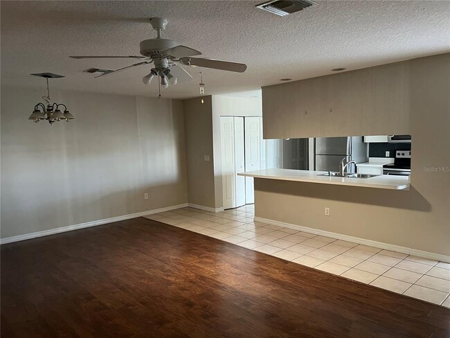 Building Photo - 1033 Willow Dr