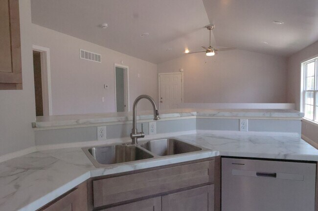 Building Photo - Almost New Home in Crystal City MO for Lease!