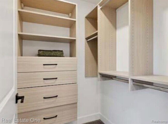 Building Photo - 1547 Pallister St