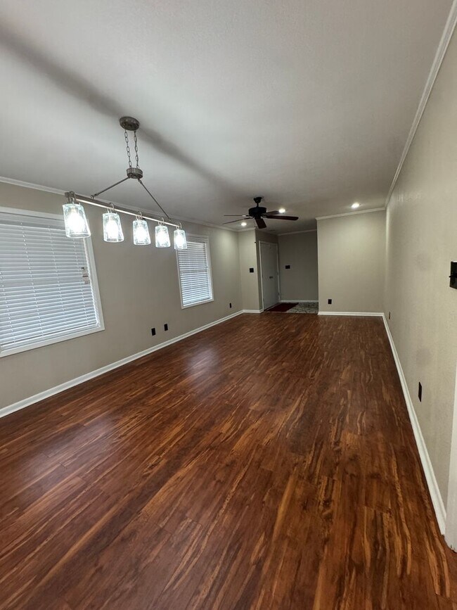 Building Photo - Incredible 4 Bed / 2 Bath updated Home, Available Now!