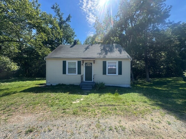 Building Photo - MINUTES TO DOWNTOWN FREDERICKSBURG - 2 BEDROOM COTTAGE
