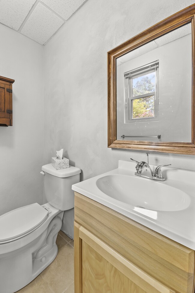 Building Photo - 1618 Oak Hills St