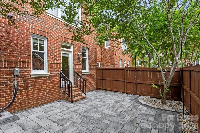 Building Photo - 1192 Hampton Gardens Ln